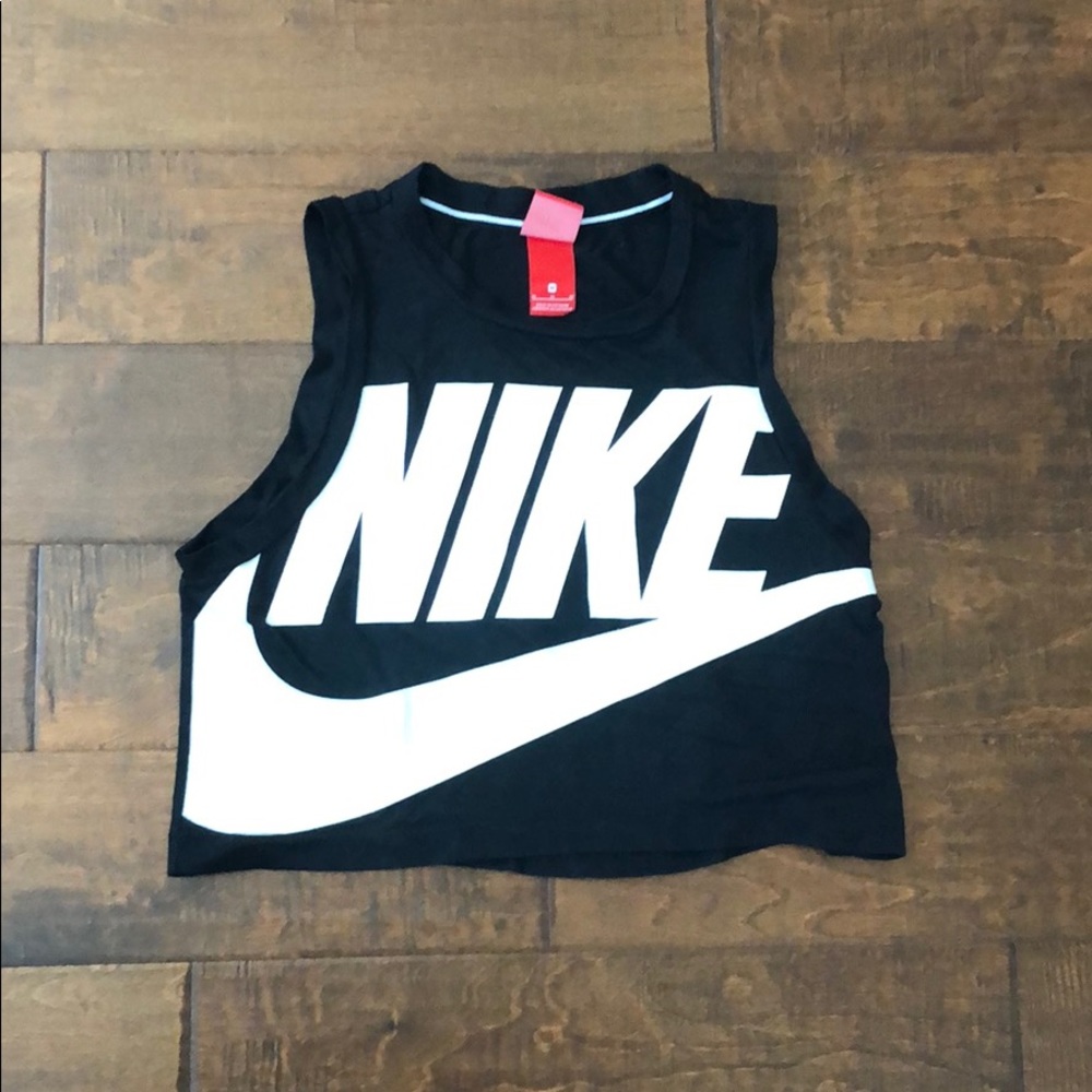NIKE WOMANS CROP TOP | sz: MEDIUM |